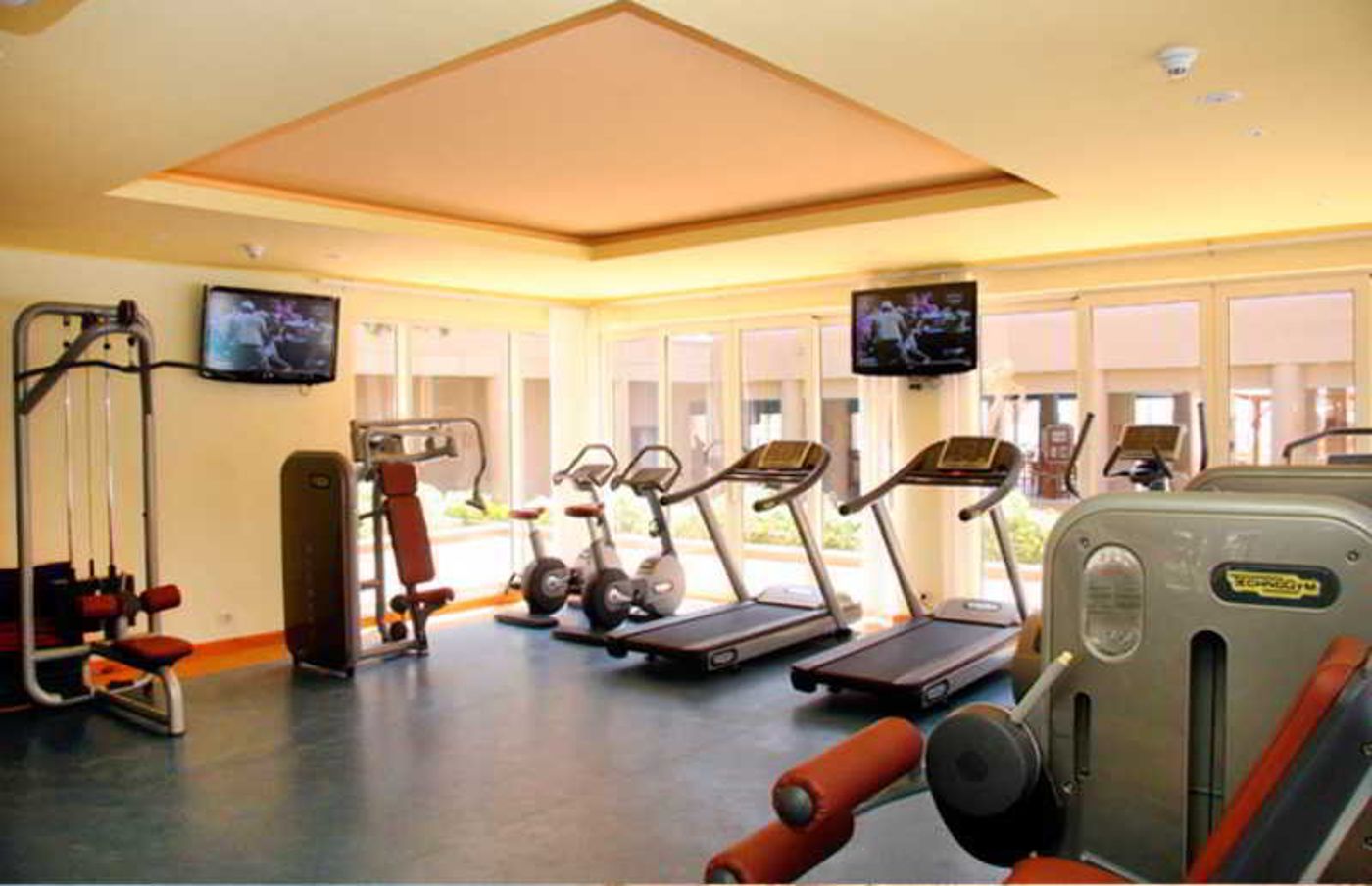 The-Breakers-Diving---Surfing-Lodge-Sports-and-Entertainment-23