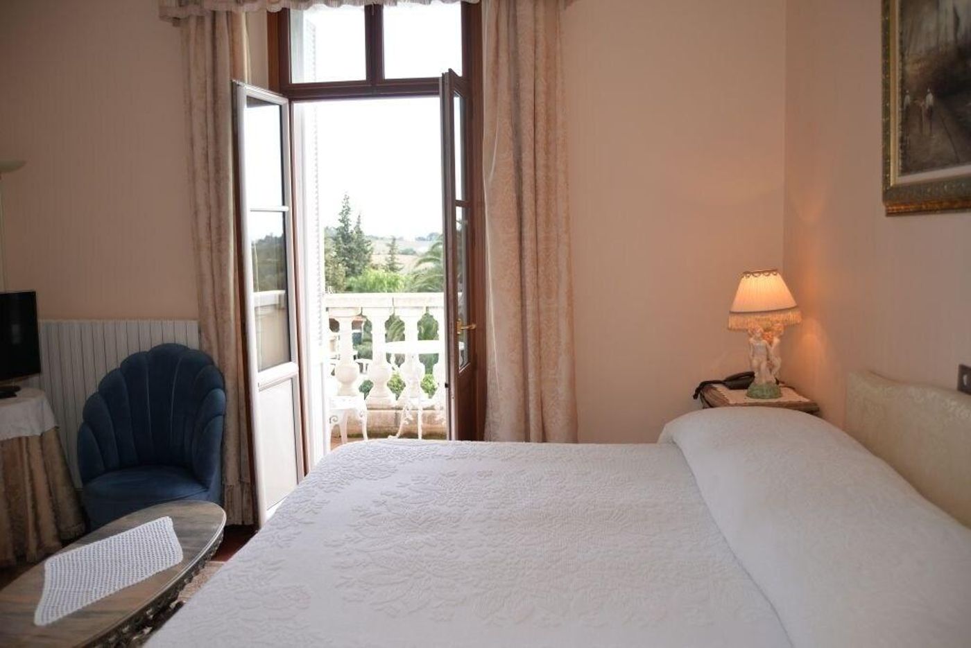 Chateau-de-Mei-Lese-Room-71