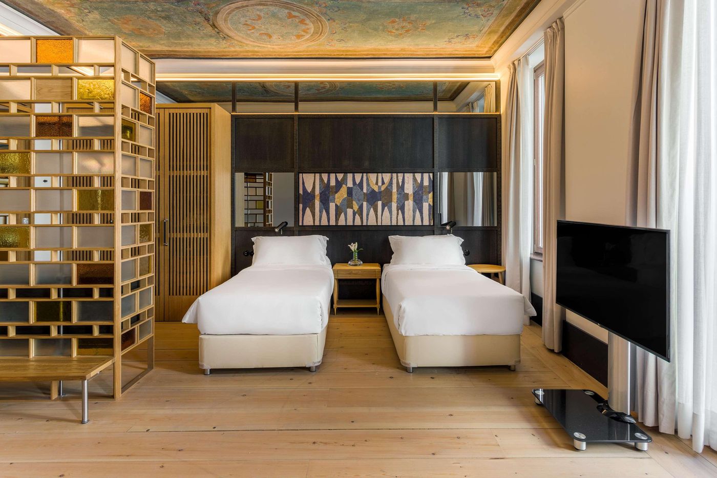 Room-Mate-Emir-Room-40