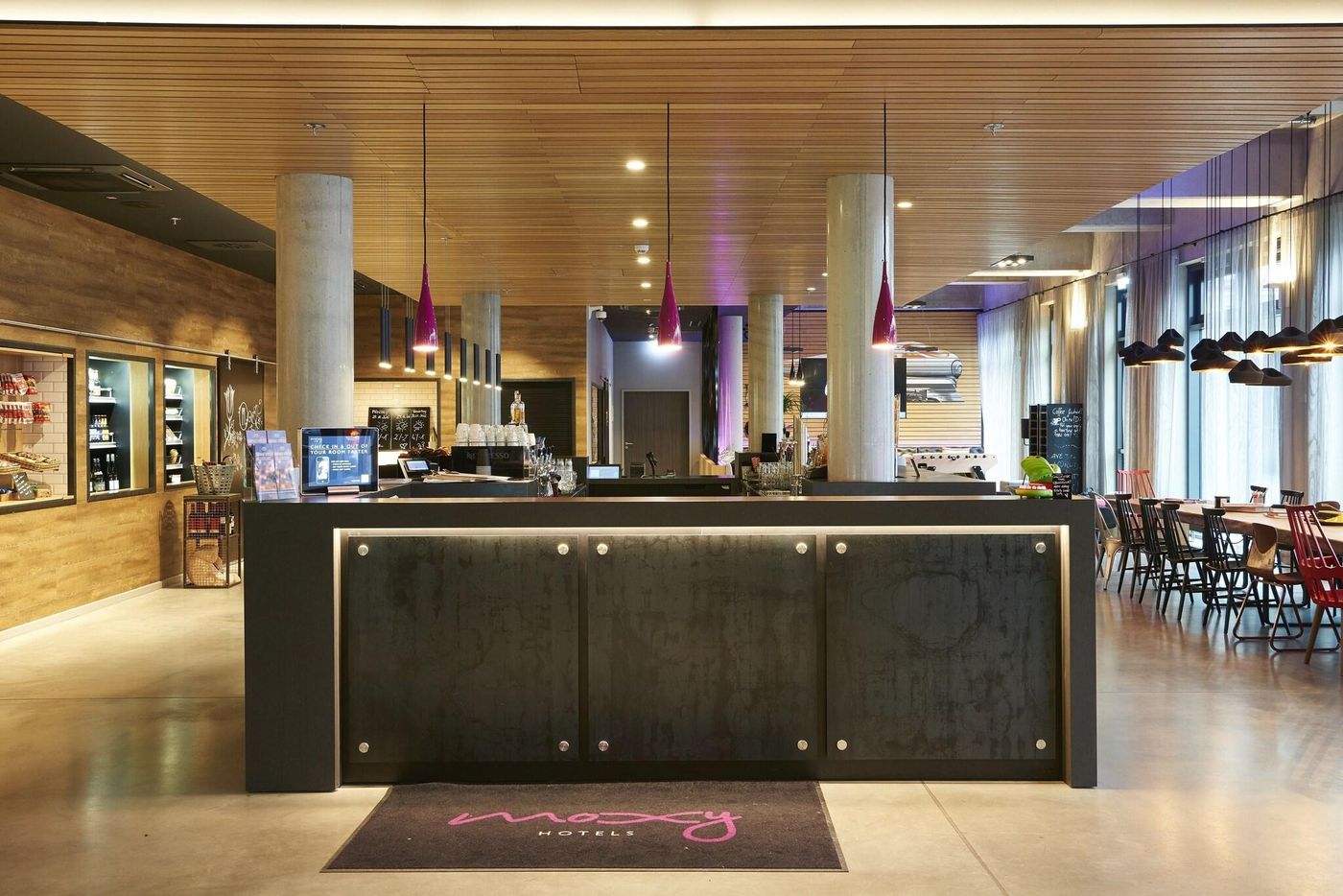 Moxy-Berlin-Ostbahnhof-Lobby-16