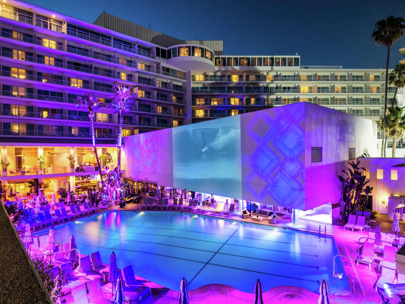 Beverly-Hilton-Pool-90