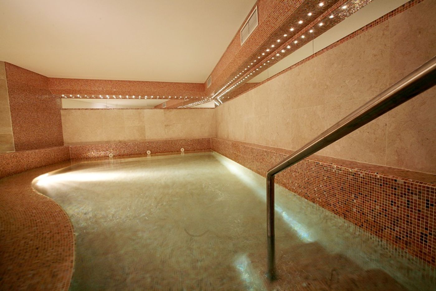 Sesimbra-Oceanfront-Hotel-Pool-38