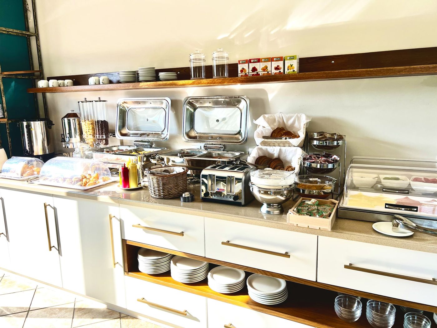 Bruskos-Hotel-and-Suites-Restaurant-42