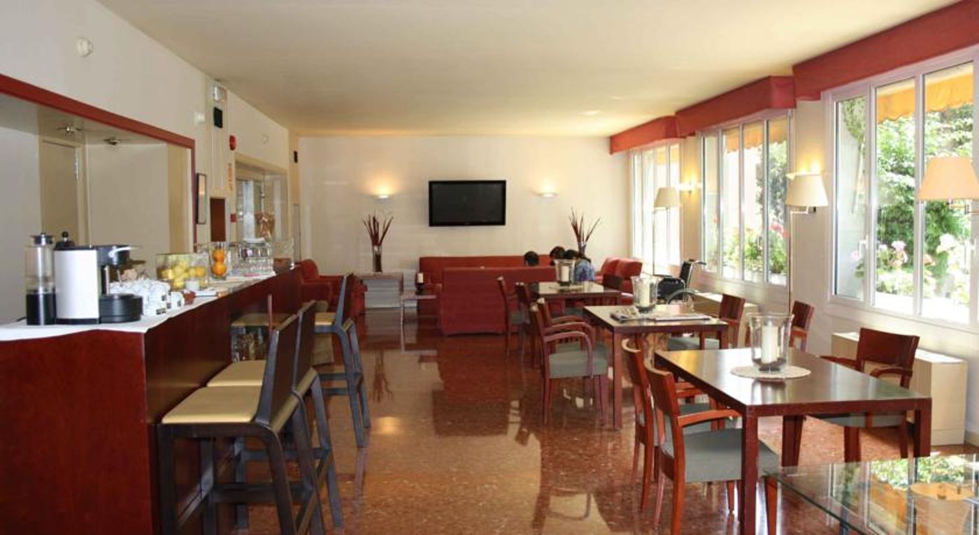 Tres Torres Atiram Hotel