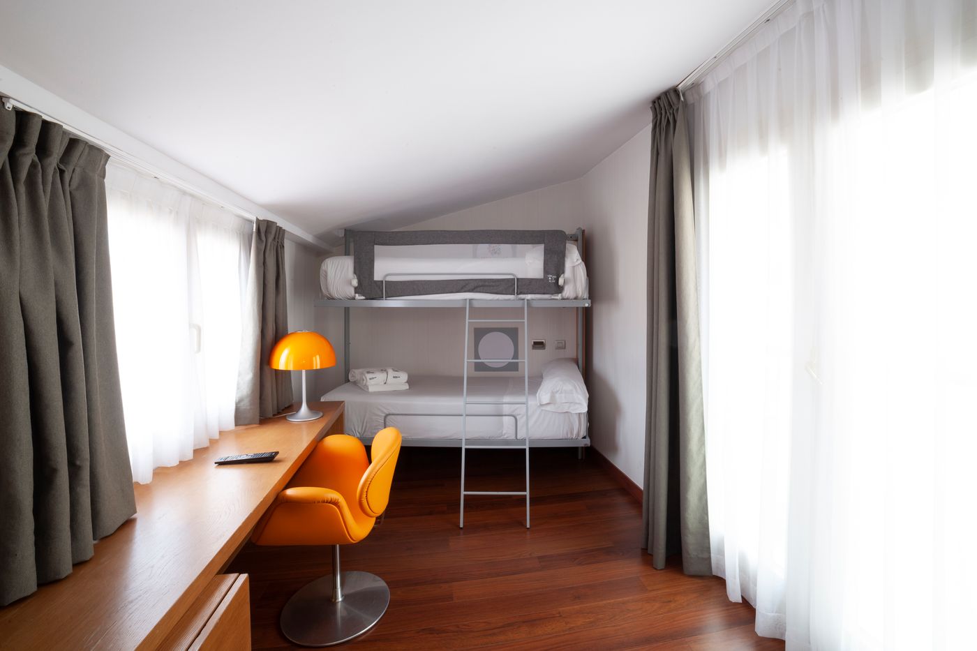 Petite-Palace-Plaza-Hotel-Room-20