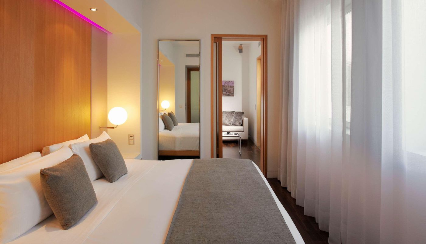 ME-Madrid-Reina-Victoria-Room-38