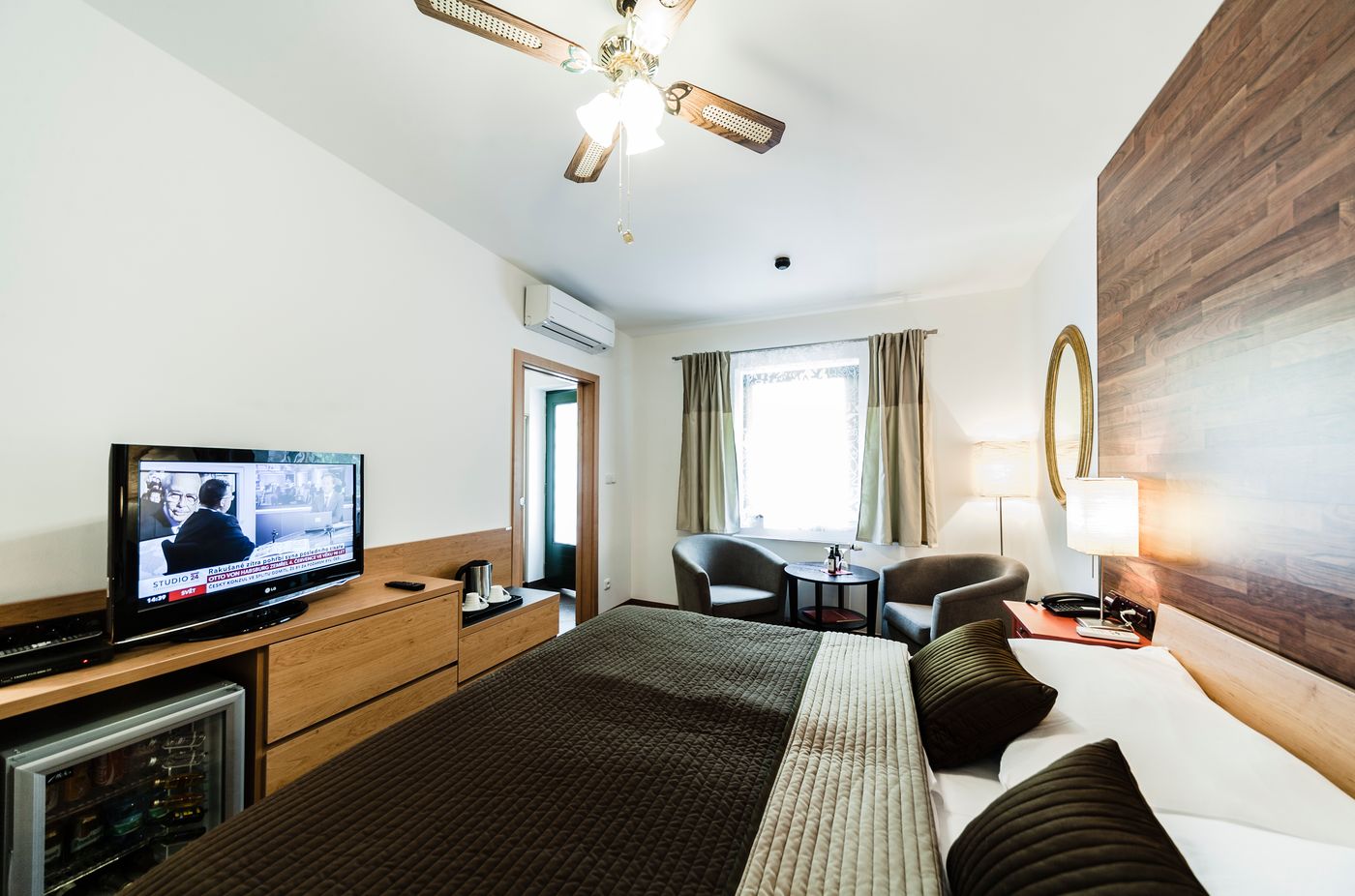 Archibald-at-the-Charles-Bridge-Room-29