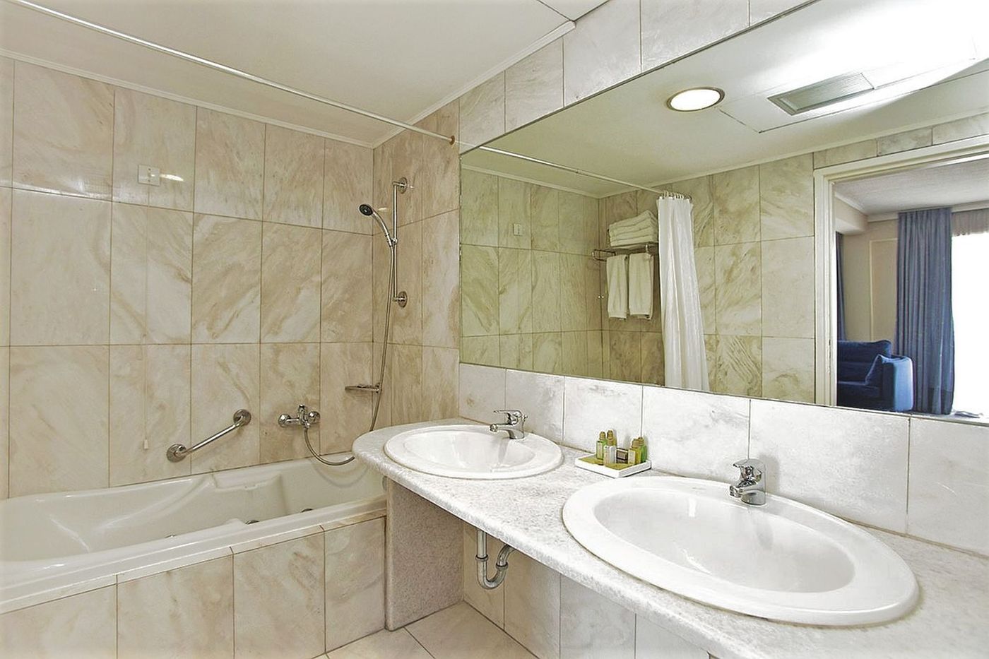 Congo-Palace-Hotel-Room-37