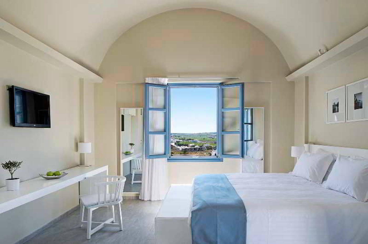 Acroterra-Rosa-Luxury-Suites-Room-3