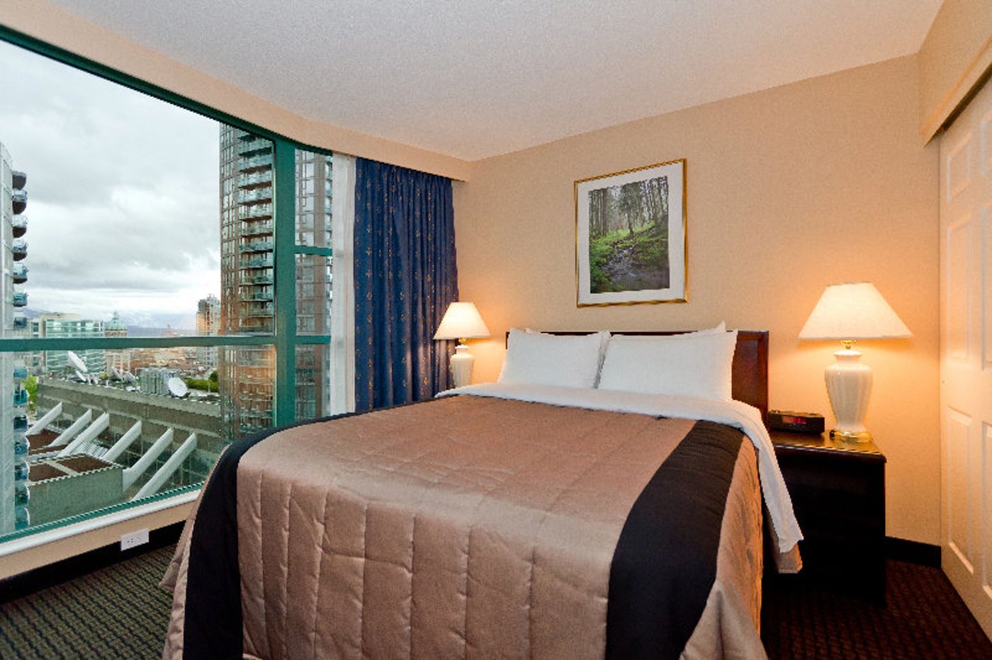 Rosedale-On-Robson-Suites-Hotel-Room-21