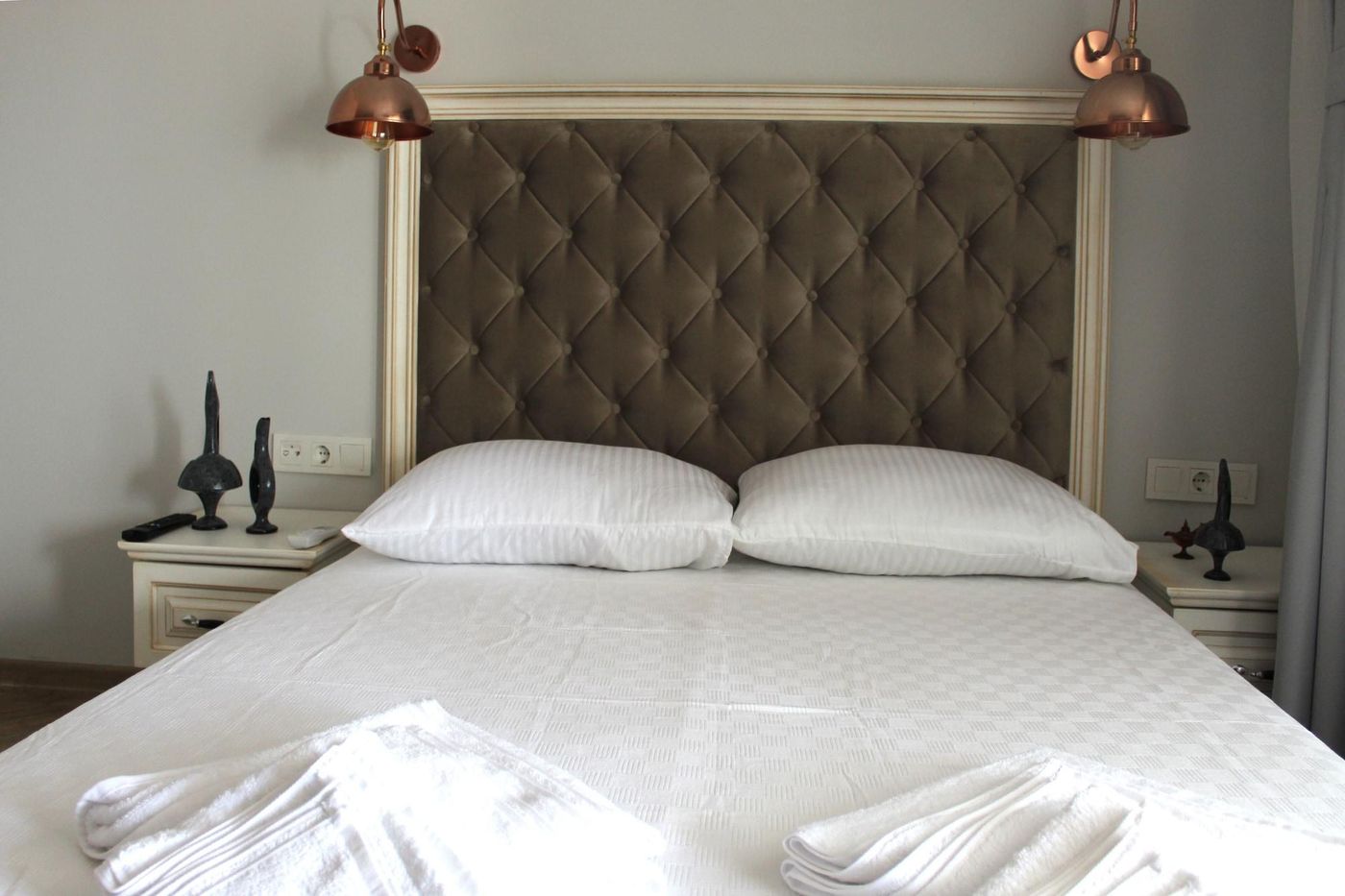 Good-Night-Hotel-Room-22