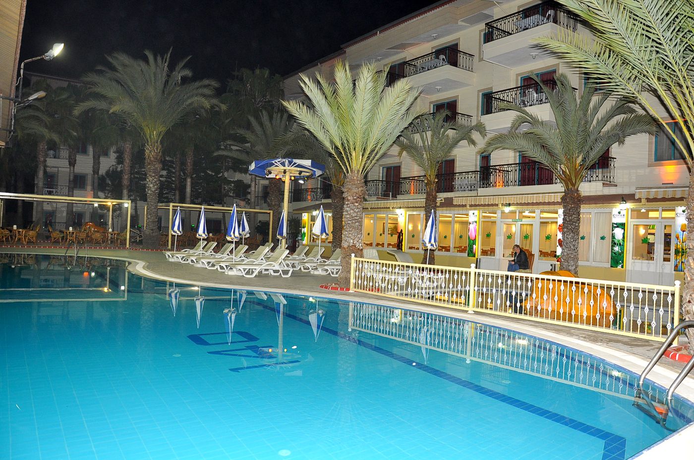 Cinar-Family-Suites-Pool-5