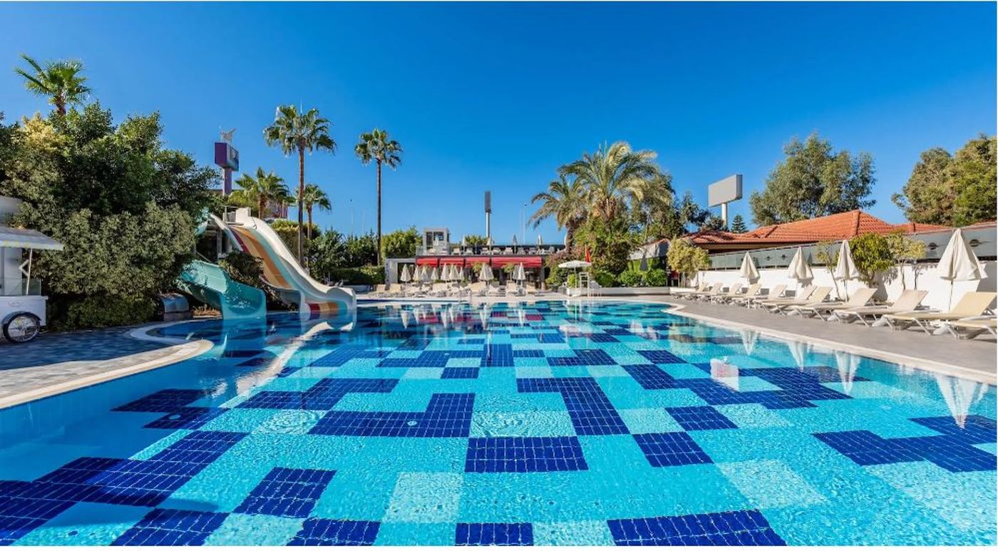 White-City-Beach-Hotel-Pool-3