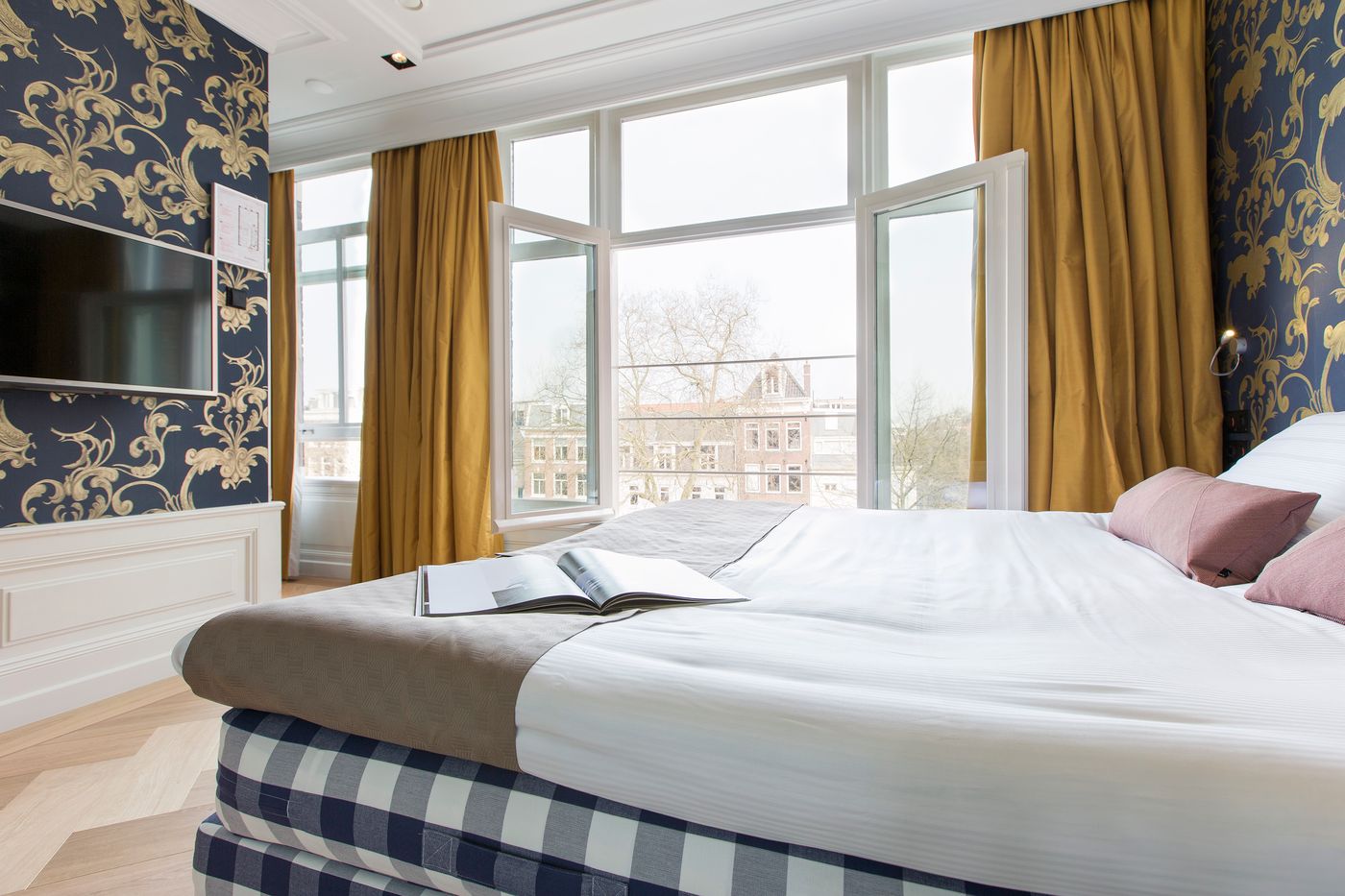 Amsterdam-Canal-Hotel-Room-15