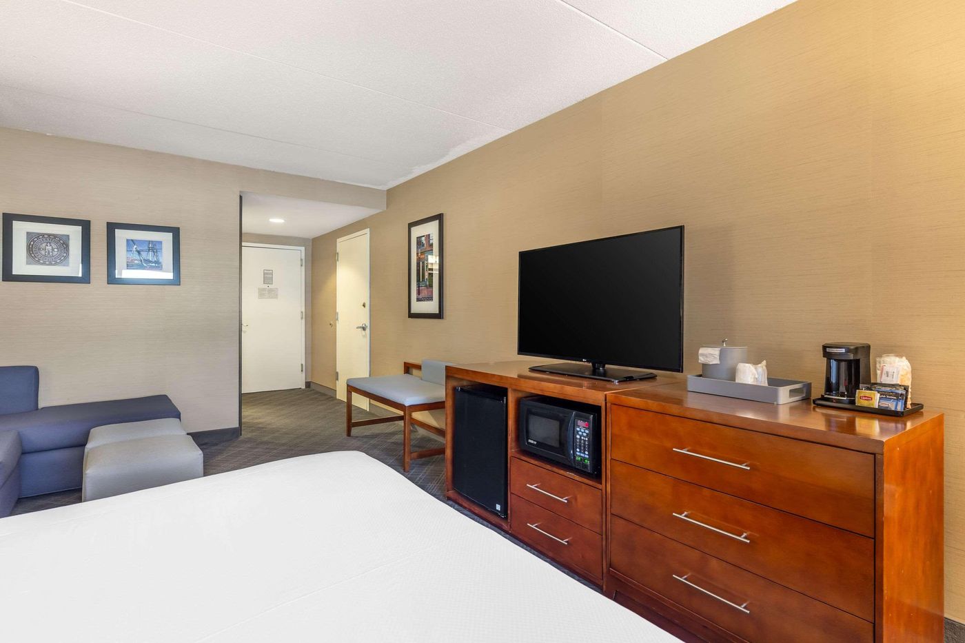 Comfort-Inn---Suites-Logan-Airport-Room-29