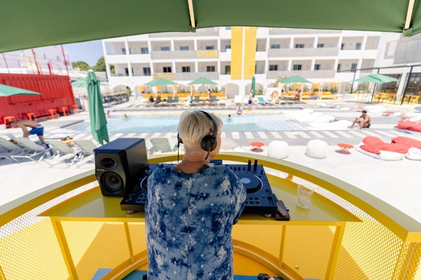 Ryans-Lolas---Adults-Only-General-view-10