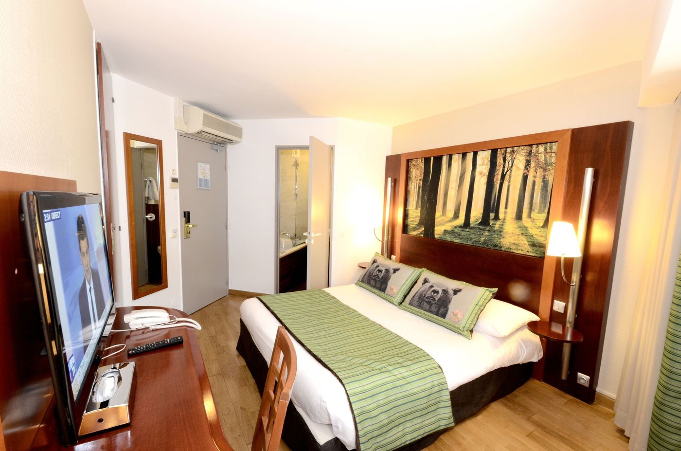 Green-Hotels-Confort-Paris-13-Room-6