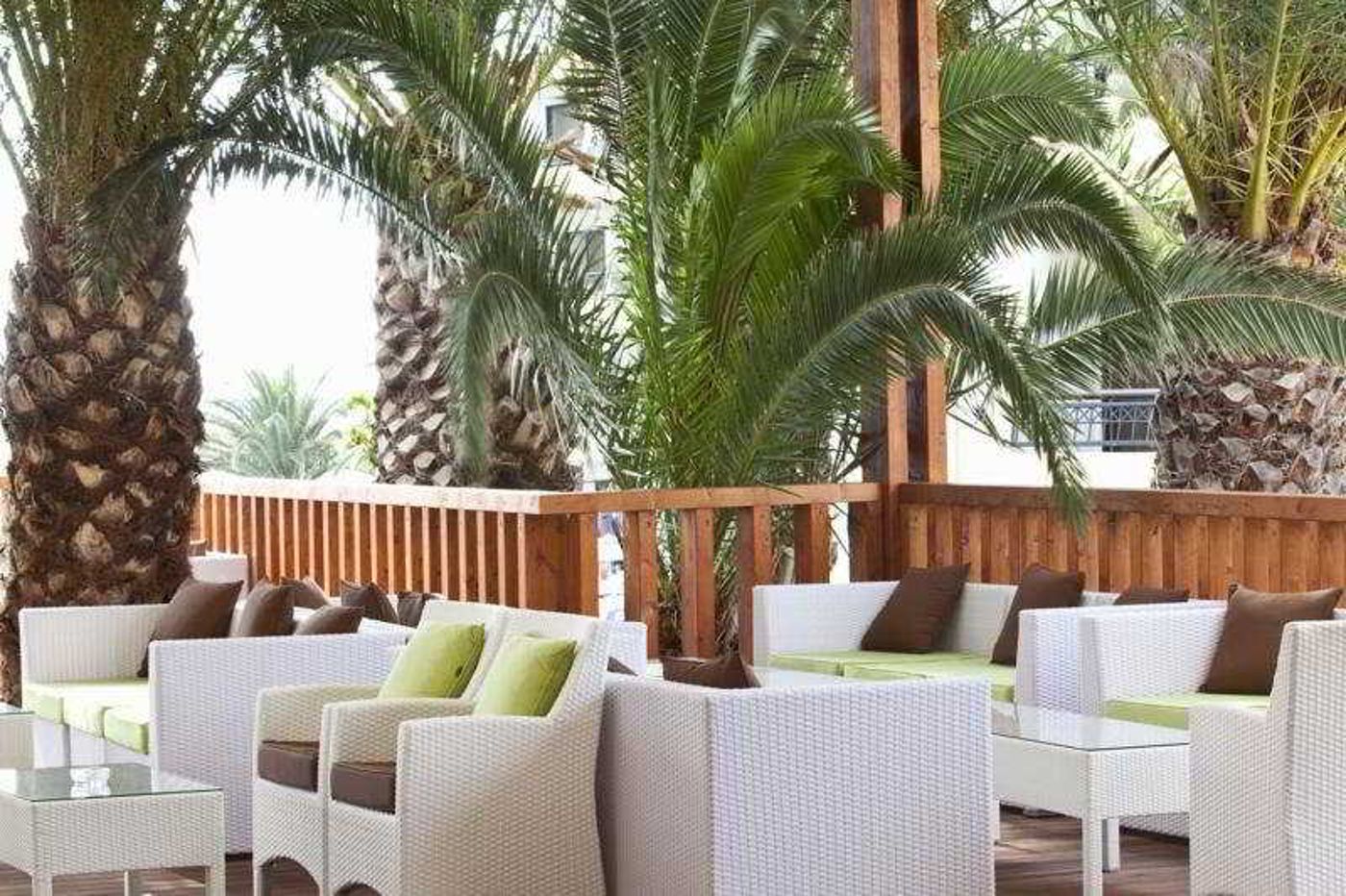 Sol-Cosmopolitan-Rhodes-Terrace-21