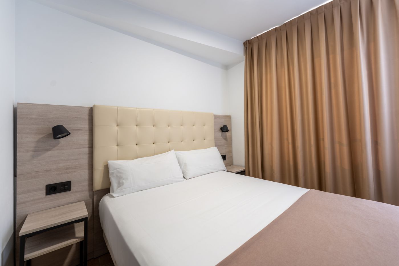 Queens-Hotel---Adult-Only-Room-8