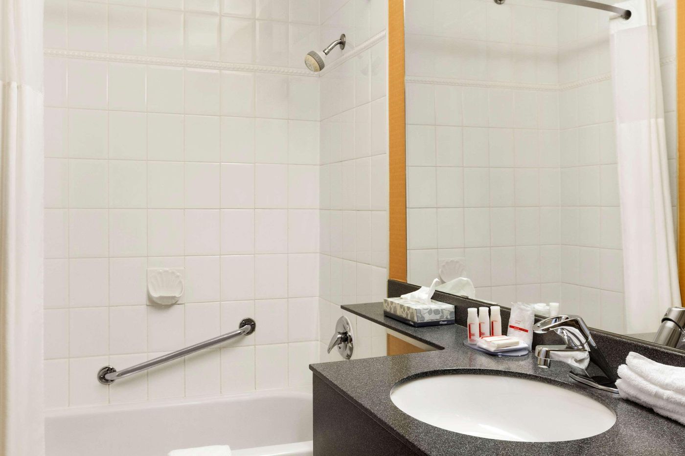 Days-Inn-by-Wyndham-Vancouver-Downtown-Room-23