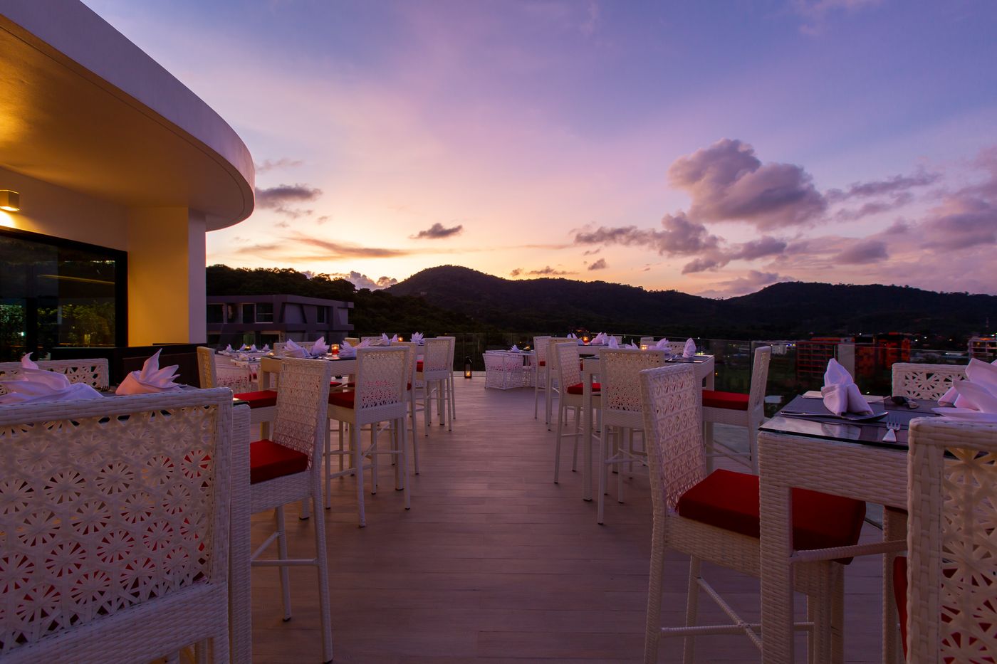 Utopia-Naiharn-Restaurant-13