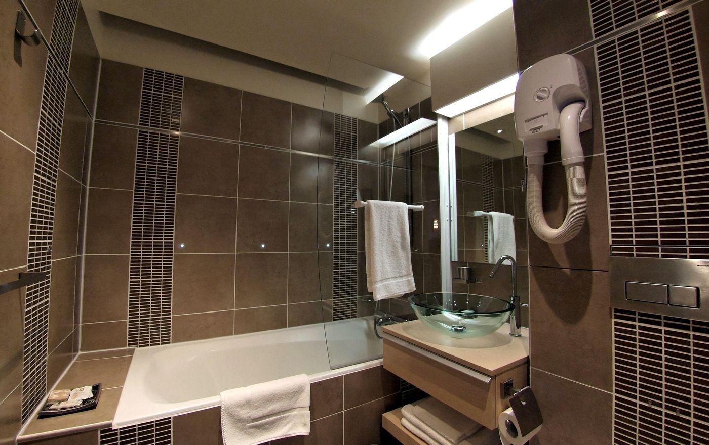 Volney-Opera-Room-16