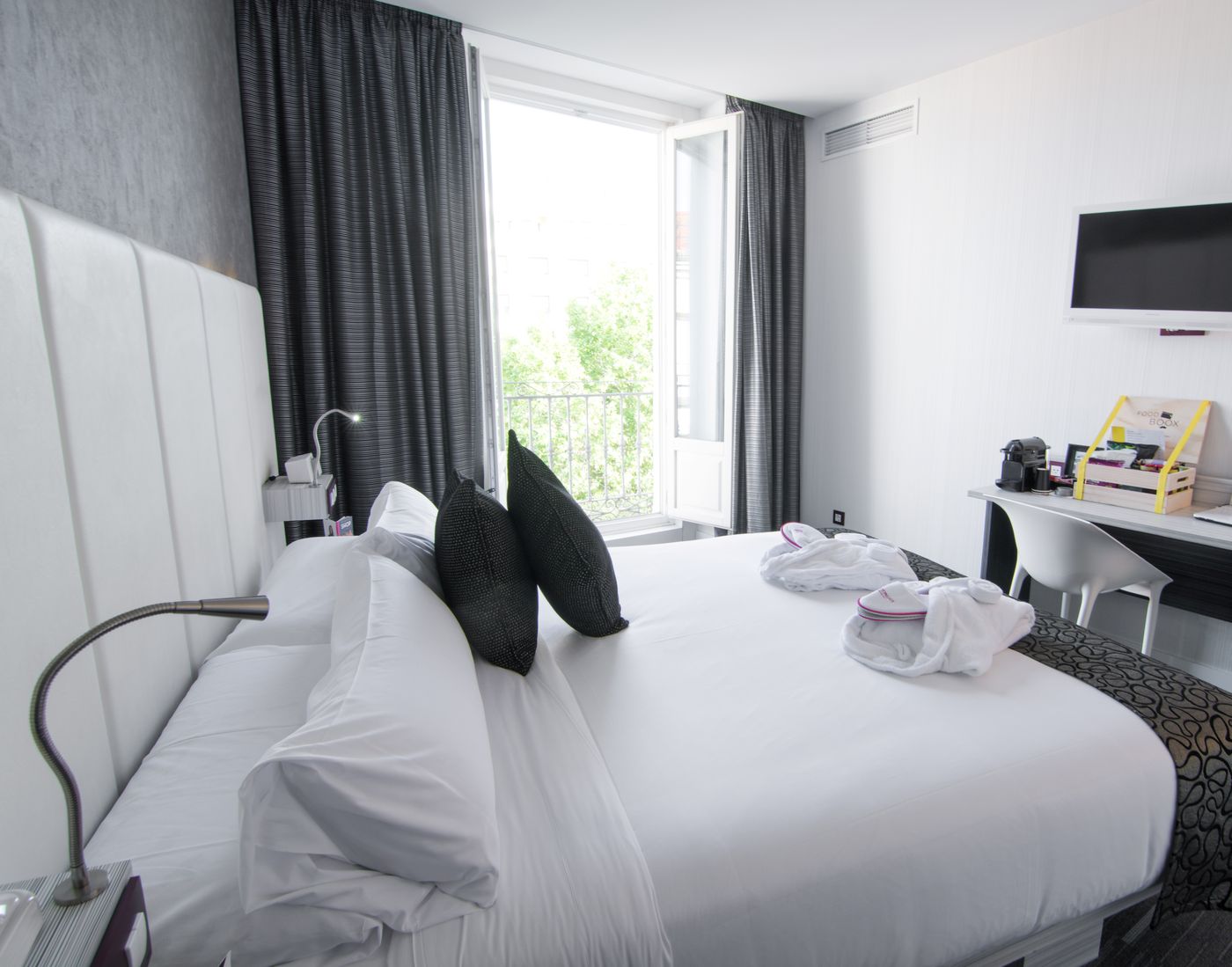 Petit-Palace-Santa-Barbara-Room-21