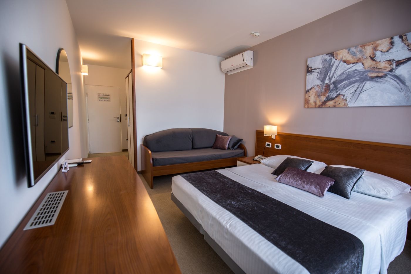 Hotel-Holiday-Room-33
