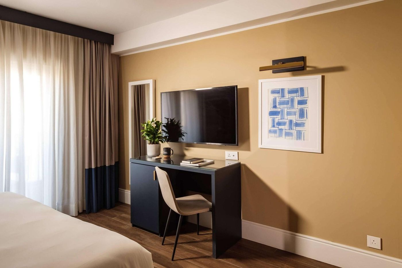 Hotel-115-The-Strand-Hotel-and-Suites-Room-13