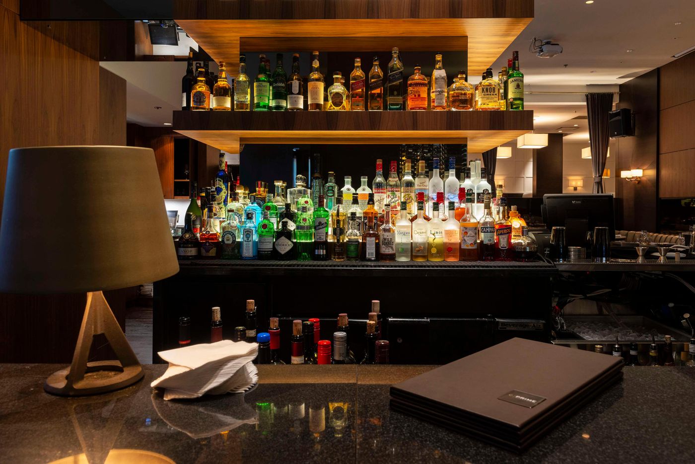 Century-Plaza-Hotel---Spa-Vancouver-Bar-17