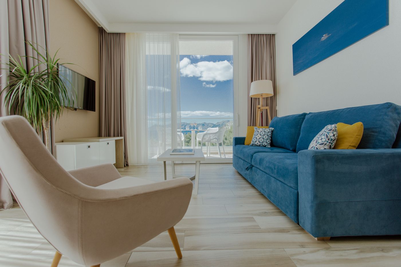 Romana-Beach-Apartments-Room-28