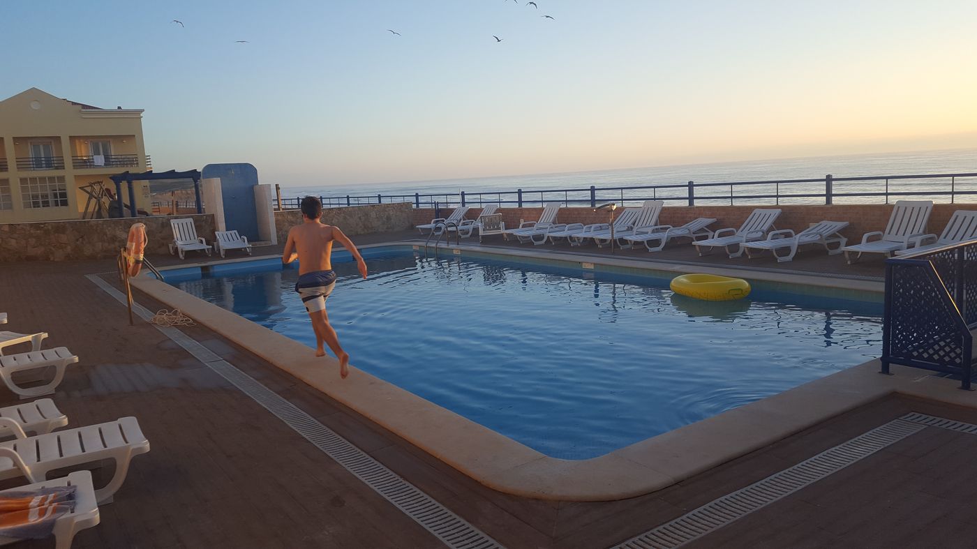 Praia-Azul-Hotel-Apartamento-Pool-26