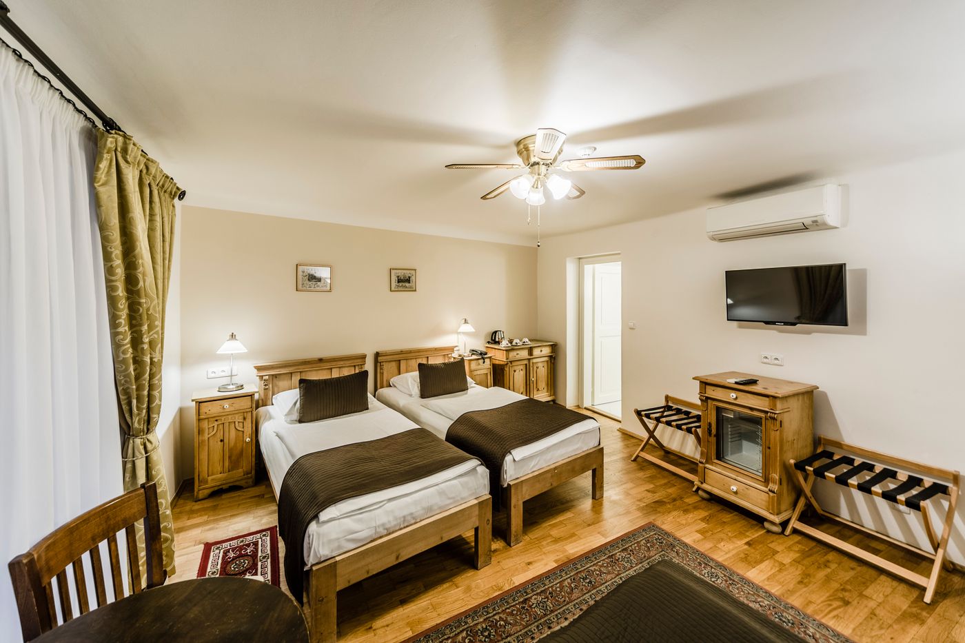 Archibald-at-the-Charles-Bridge-Room-16