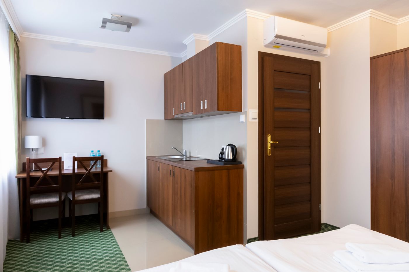 Hit-Hotel-Room-32