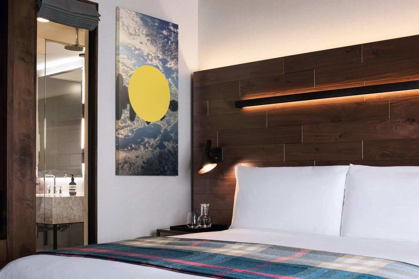 the-DOUGLAS--Autograph-Collection-Room-42