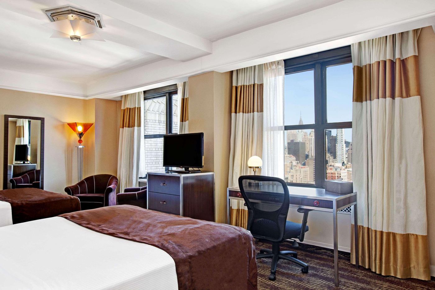 New-Yorker--A-Lotte-Hotel-Room-22