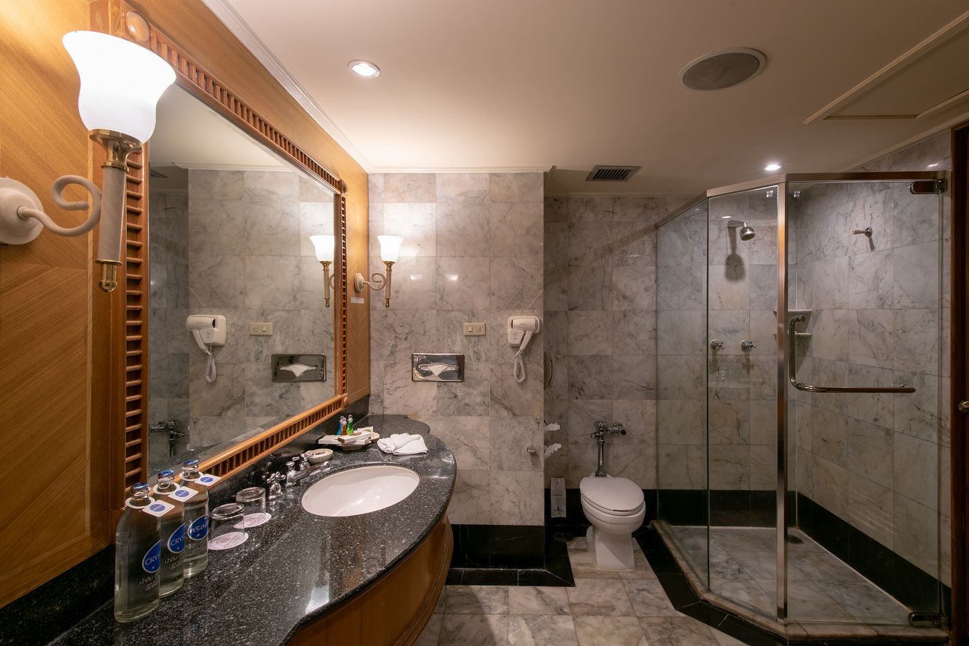 Montien-Riverside-Bangkok-Hotel-Room-49