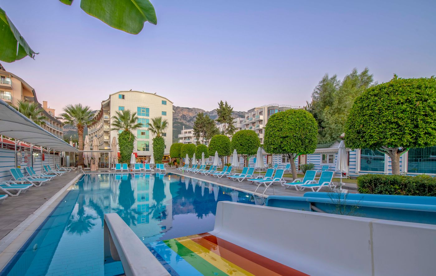 Armas-Beach-Hotel-Pool-5