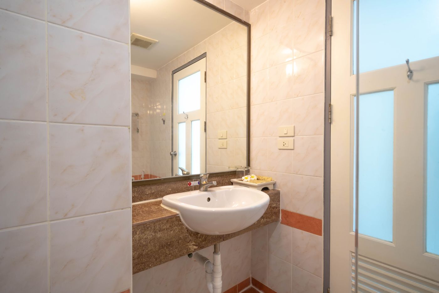 LA-Vintage-Resort--Former-Poppa-Palace--Room-38