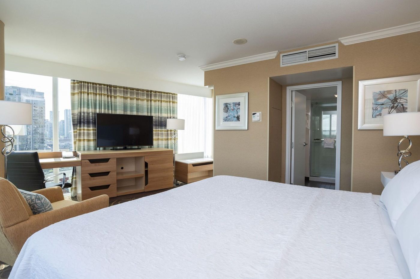 Hampton-Inn---Suites-By-Hilton-Vancouver-Downtown-Room-9
