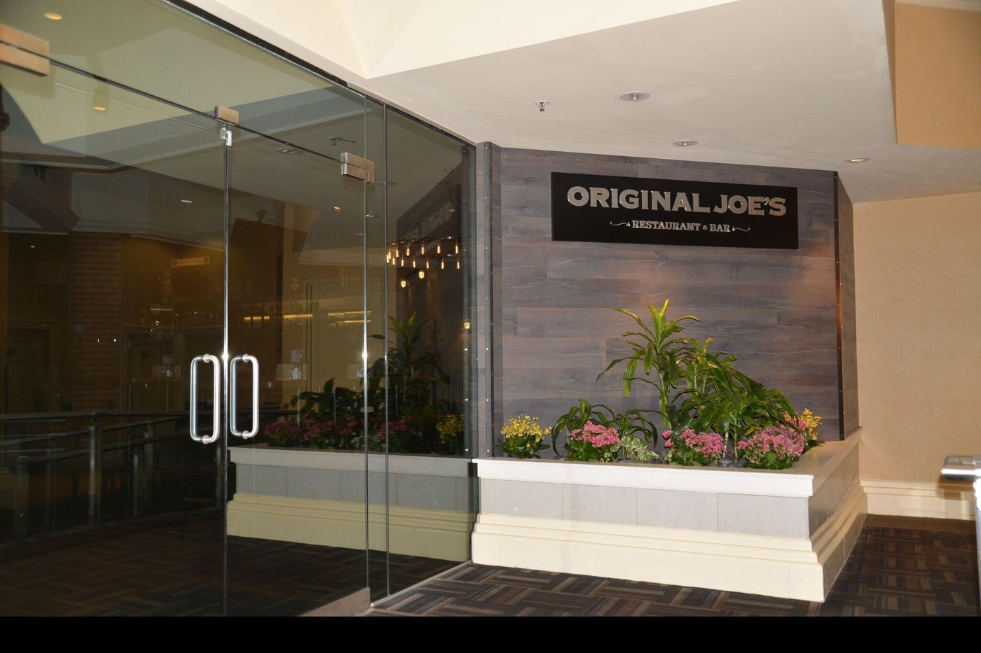 Rosedale-On-Robson-Suites-Hotel-Restaurant-16