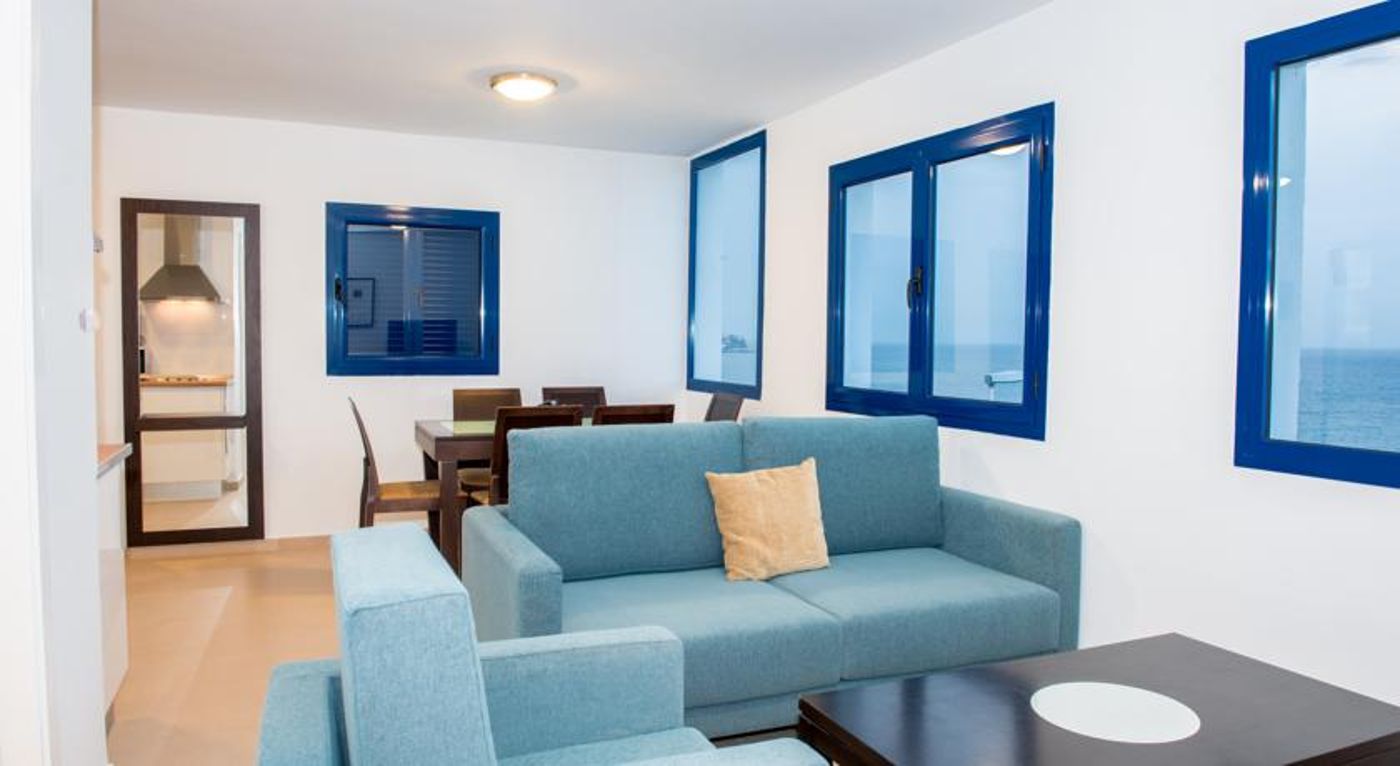 Los Caribes Apartments