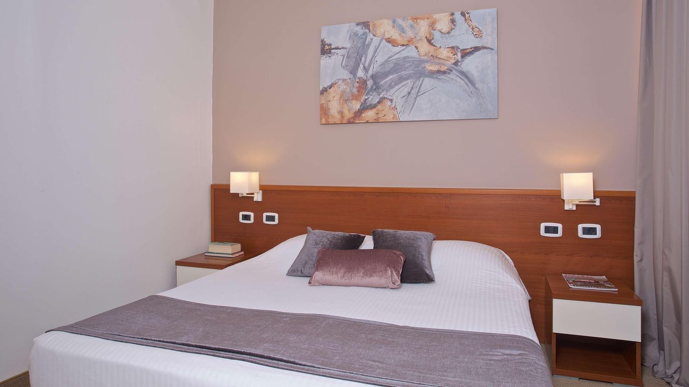 Hotel-Holiday-Room-38