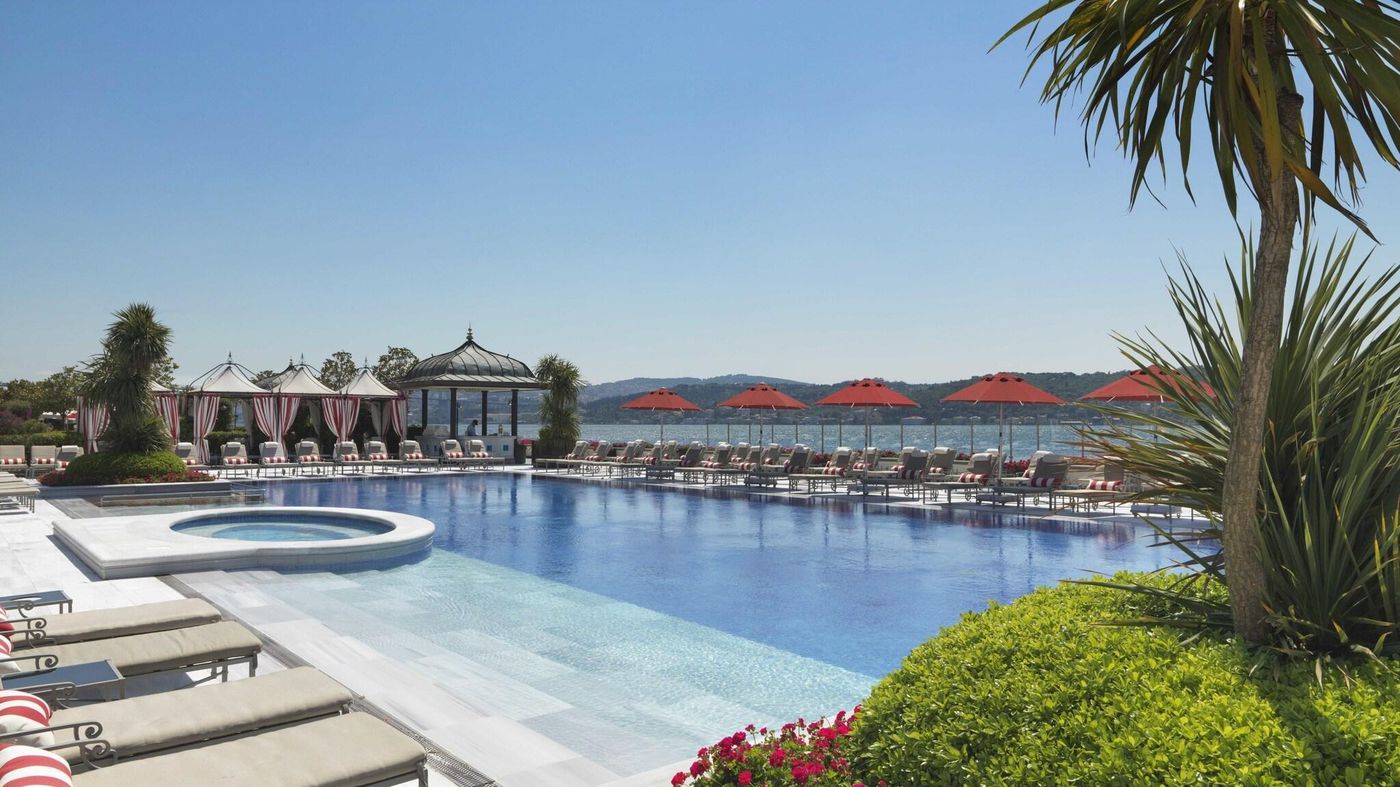 Four-Seasons-at-the-Bosphorus-Pool-9