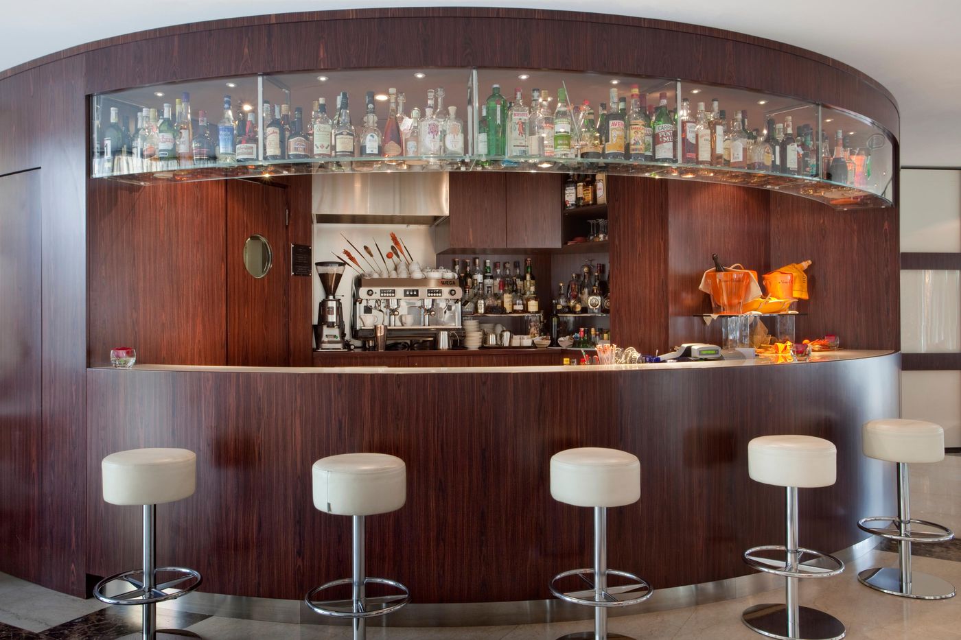 Crowne-Plaza-Milan-City-Bar-18