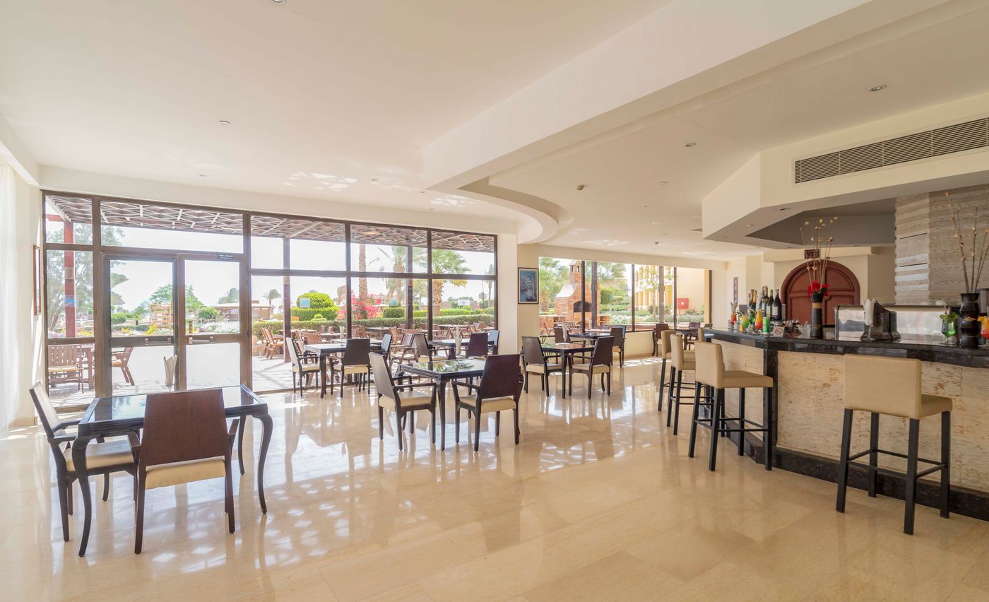 Elphistone-Resort-Bar-50