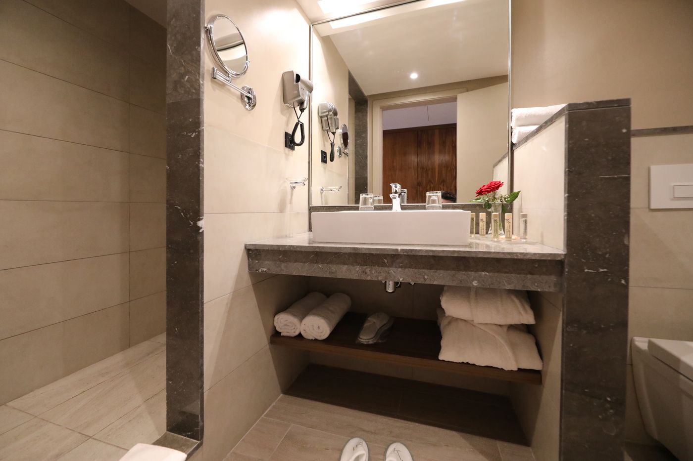 Kenzi-Rose-Garden-Room-32