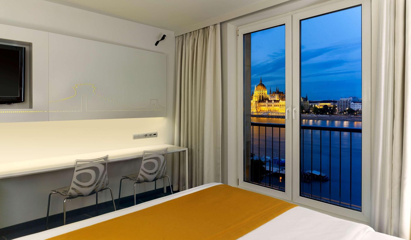 art-otel-Budapest-powered-by-Radisson-Hotels-Room-23