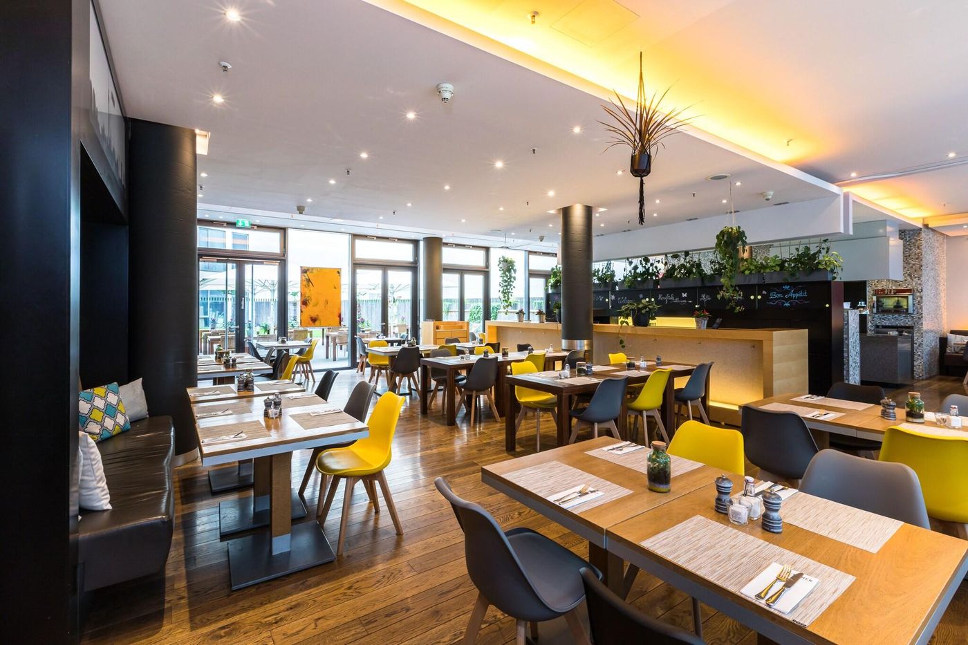 Lindner-Hotel-Berlin-Ku-damm--part-of-JdV-by-Hyatt-Restaurant-15