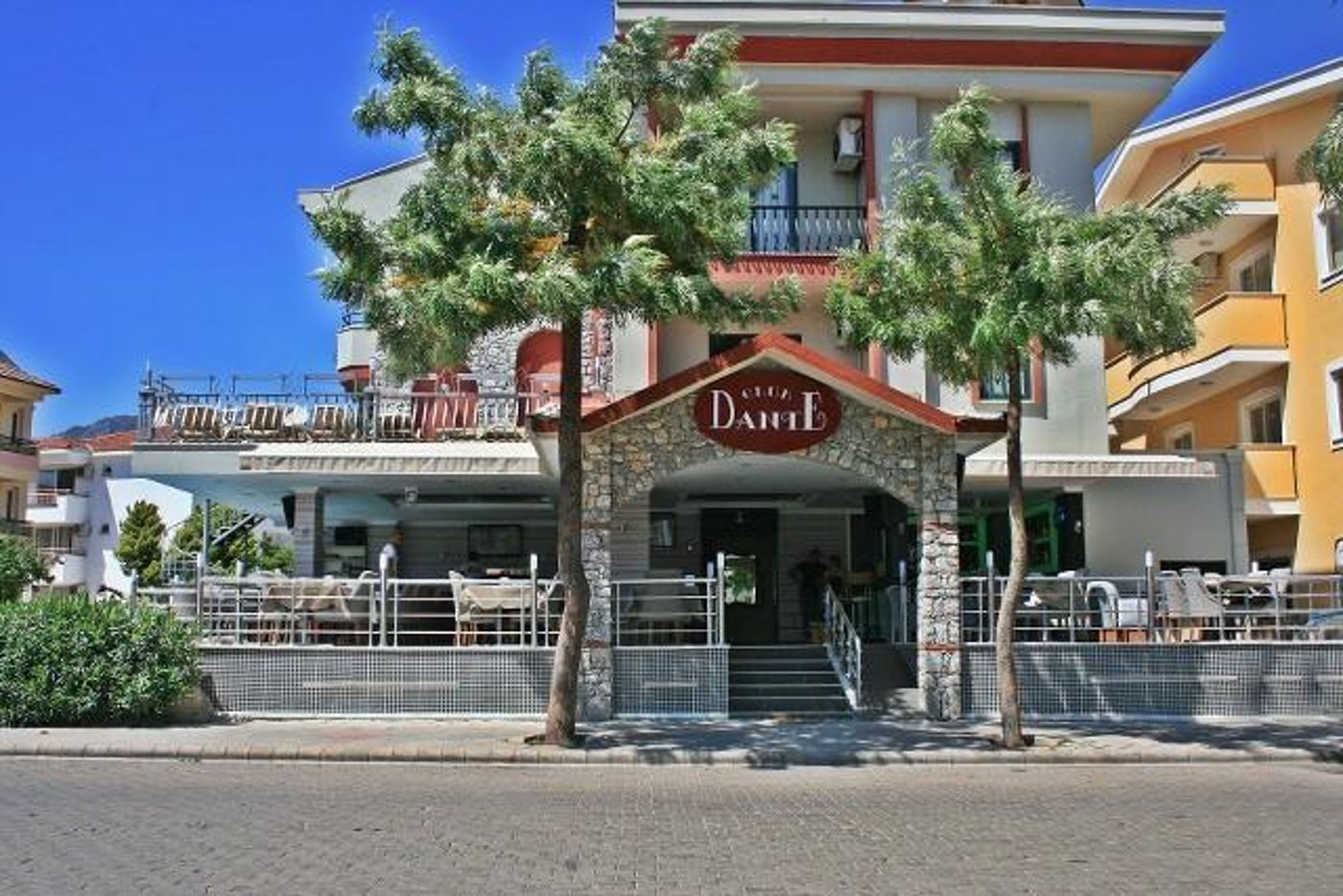 Club Dante Apartments